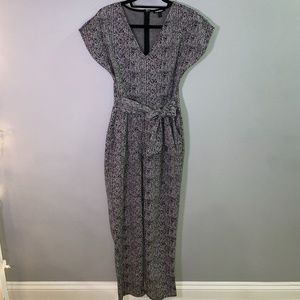 Express NEVER WORN v-neck jumpsuit. Size small.